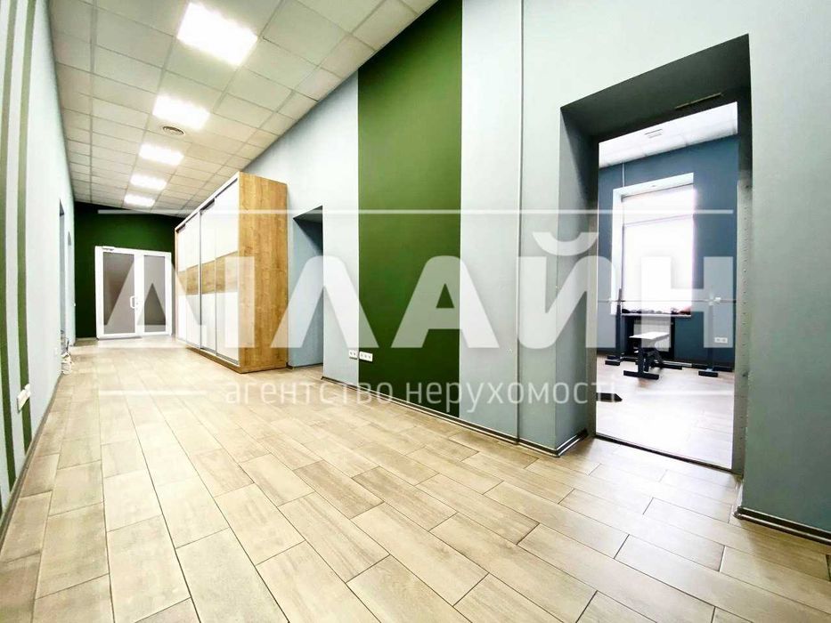 Будівля в центрі міста, біля пр. Соборний.