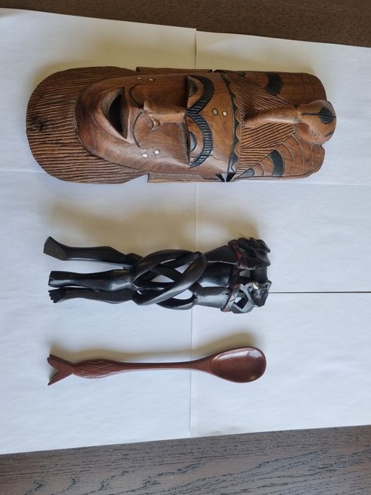 Conjunto em madeira de utensílios e máscara africana
