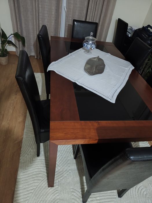 Mesa de sala extensível mais 8 cadeiras