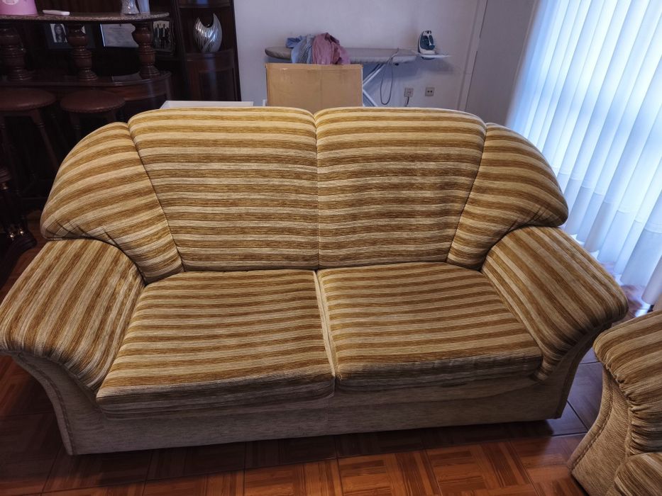3 sofás em bom estado e com sofá cama.