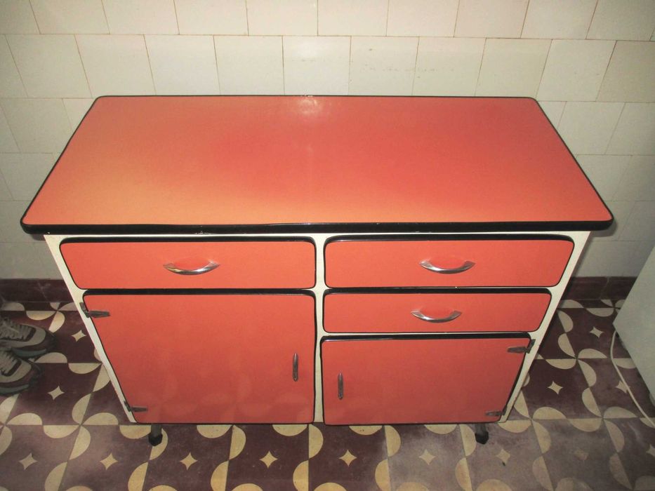 Móvel de Cozinha Vintage Anos 60/70 em Fórmica Laranja