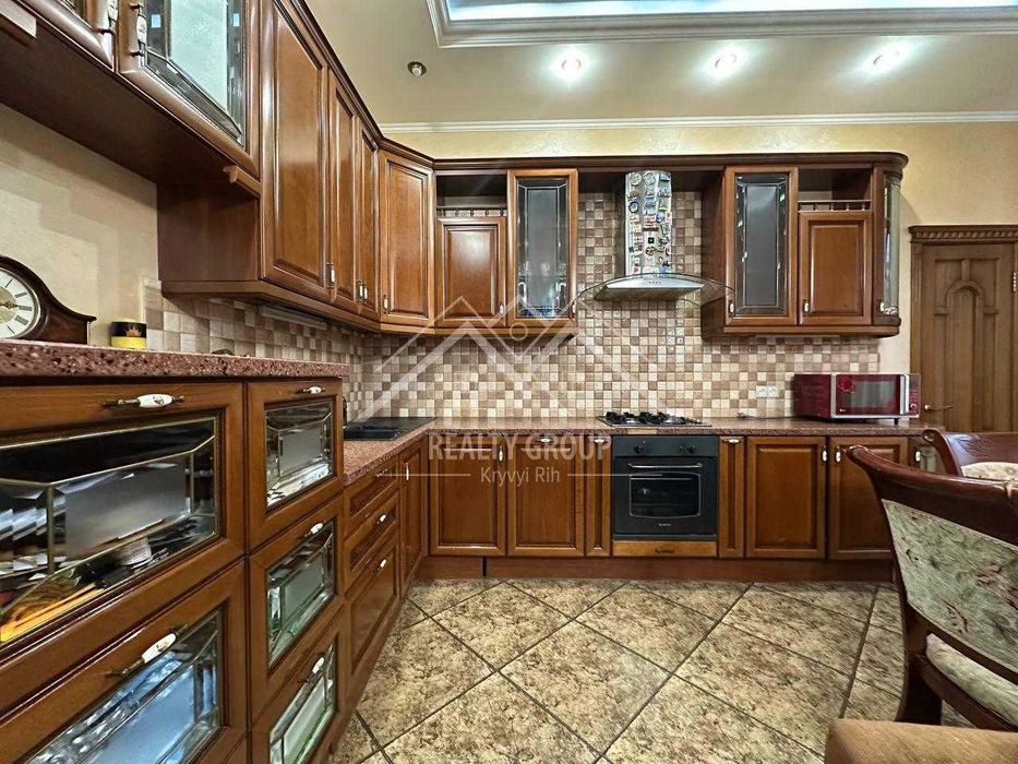 Продаж великого будинку в центрі міста