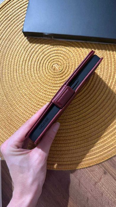 Nowe etui z klapką do iPhone 13, burgundowe