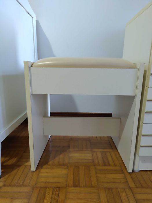 Mobília quarto com cómoda, espelho, banco e mesinhas de cabeceira