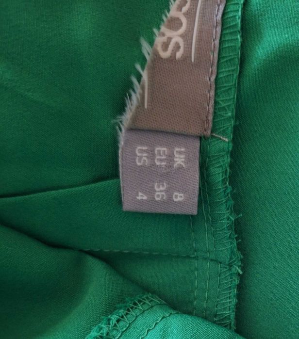 Satynowa asymetryczna zielona długa sukienka cold shoulder ASOS