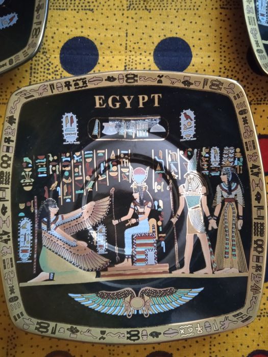 Чашки и тарелки с египетской тематикой