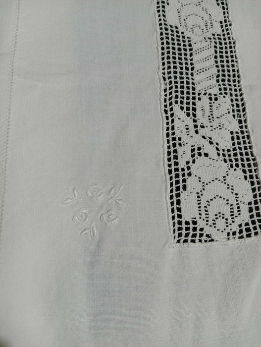 Lençol de cama antigo com renda e bordados