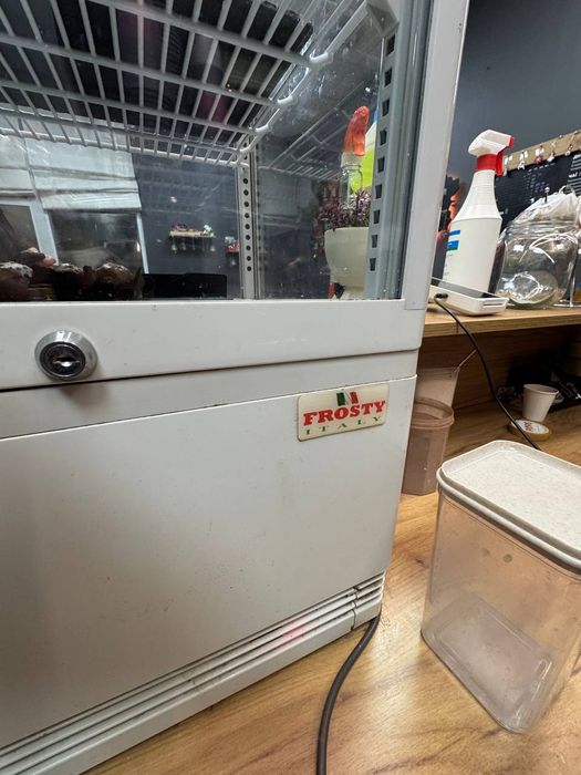 Продам кондитерську вітрину