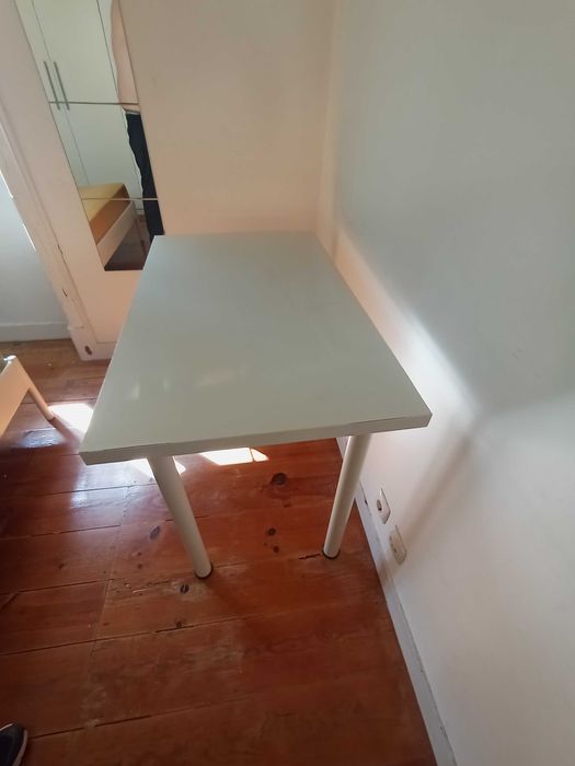 Vendo  secretária , toda branca a bom preço, peço 20€ negociável