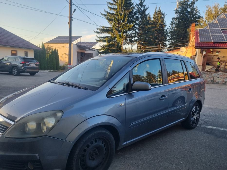 машина Opel Zafira