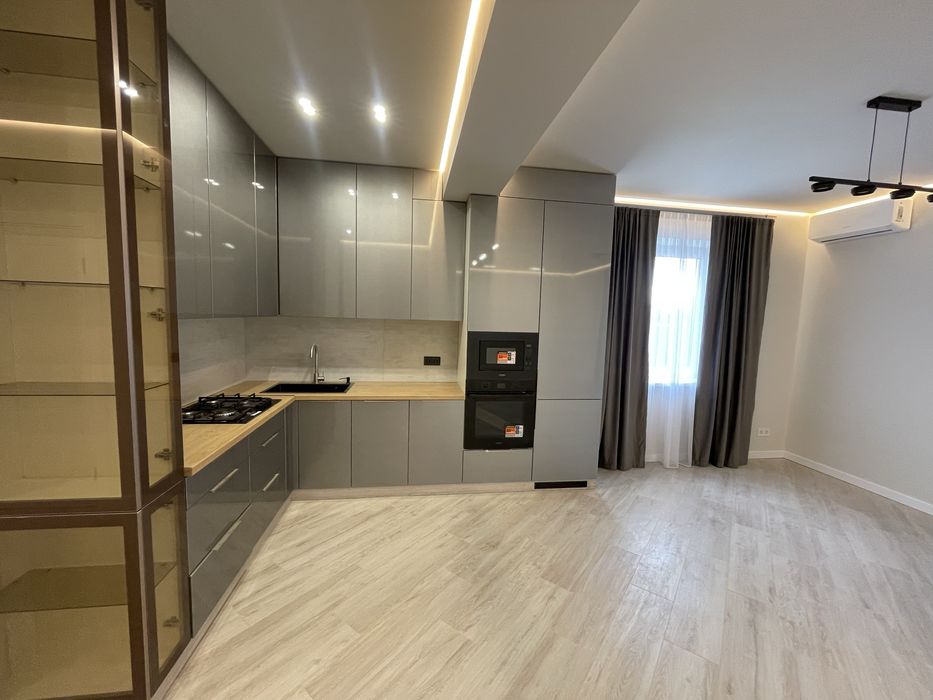 Продаж котеджу з гаражем, газове опалення