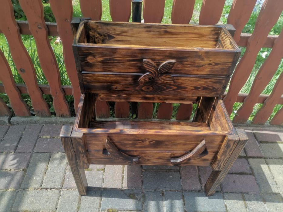 Drewniana donica na kwiaty