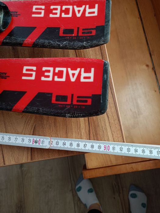 Narty i kask dziecięcy