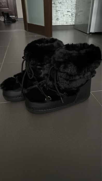 Продаю нові зимові moon boot