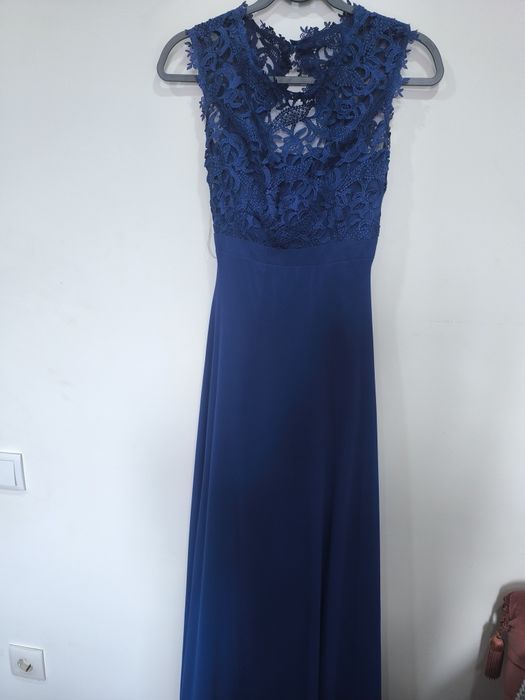 Vestido de cerimónia. Aproxima se o baile de finalistas. Uma boa