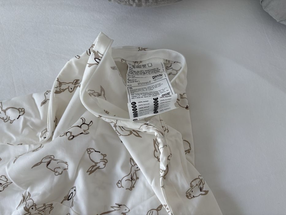 Almofada de amamentação cinzenta + capa branca c coelhos IKEA