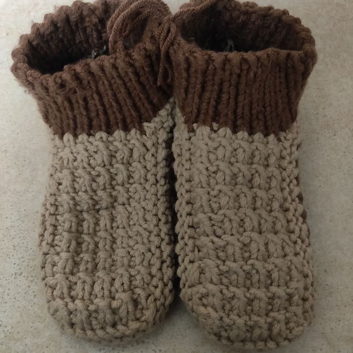 Жіночі в'язані шкарпетки-слідки.