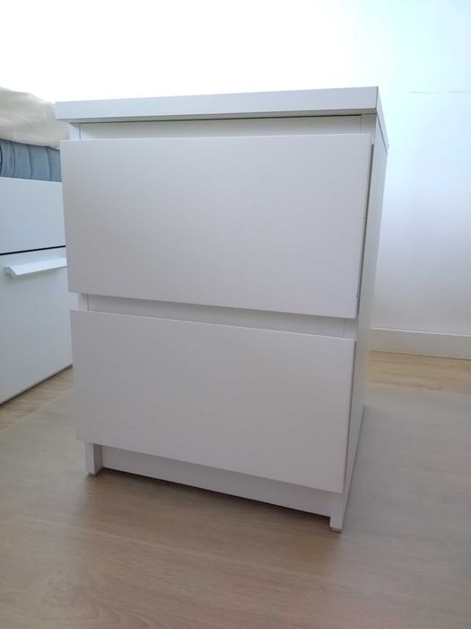 Cómoda branca pequena com 2 gavetas