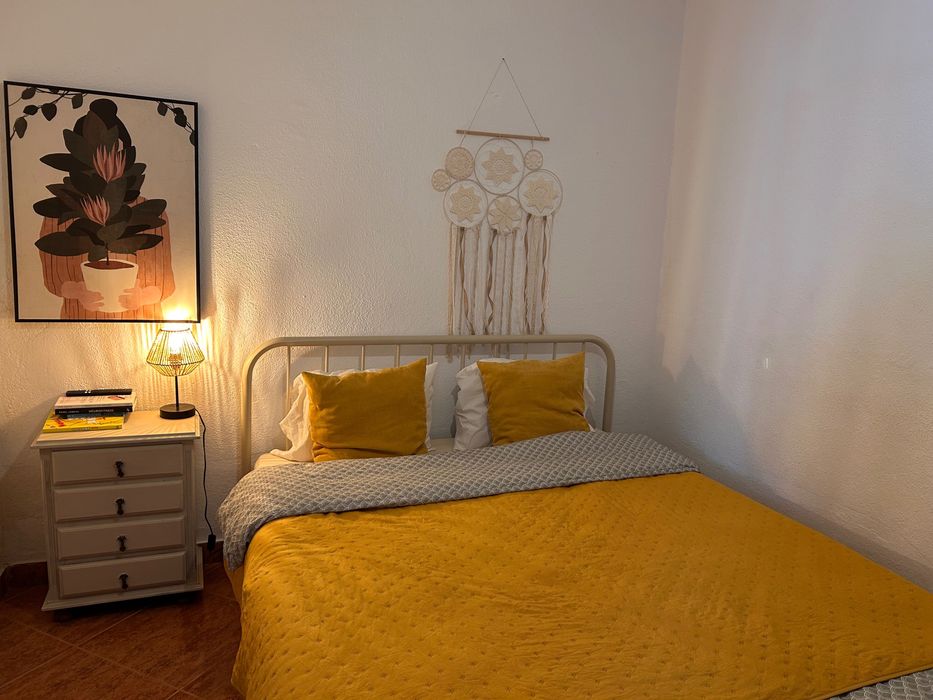Vendo mobília/recheio de quarto completo. Cama, colchão, mesa de cabeceira, comida, quadro/tela, decoração têxtil de parede, candeeiro de mesa.