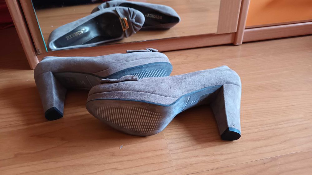 Sapatos novos cinzentos