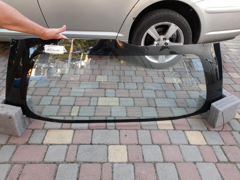 Стекло заднее Тойота Сиенна 11-17 г.