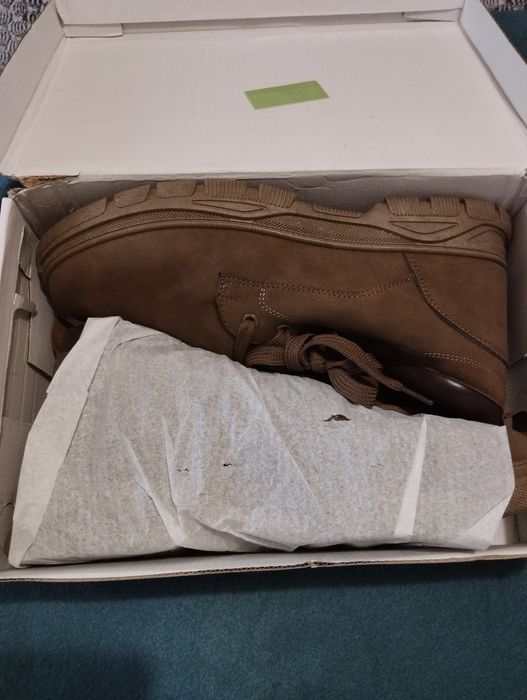 Botas novas de Khaki