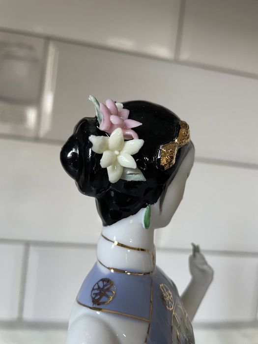 Статуетка старинная , фарфоровая китаянка