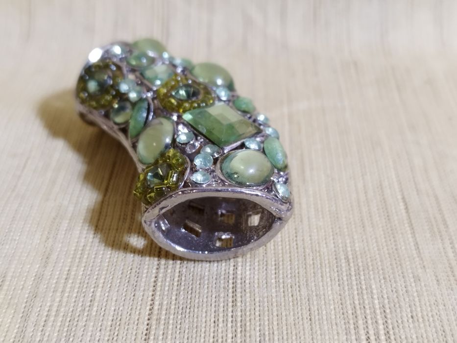 Wisiorek z zielonymi szkiełkami/ Metaloplastyka/ Nowy