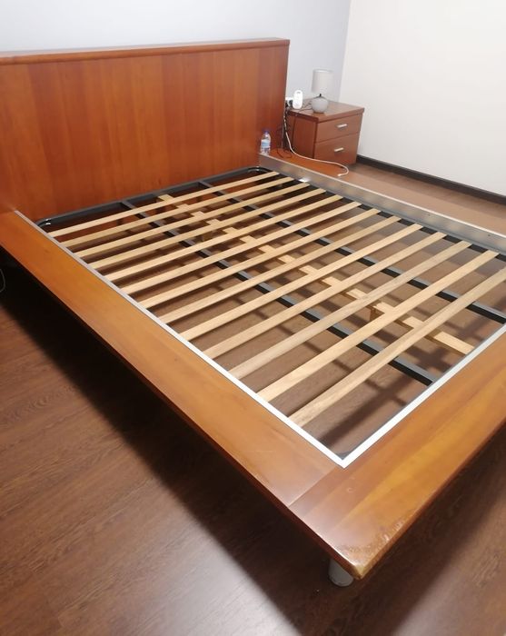 Cama casal, colchão e mesas de cabeceira