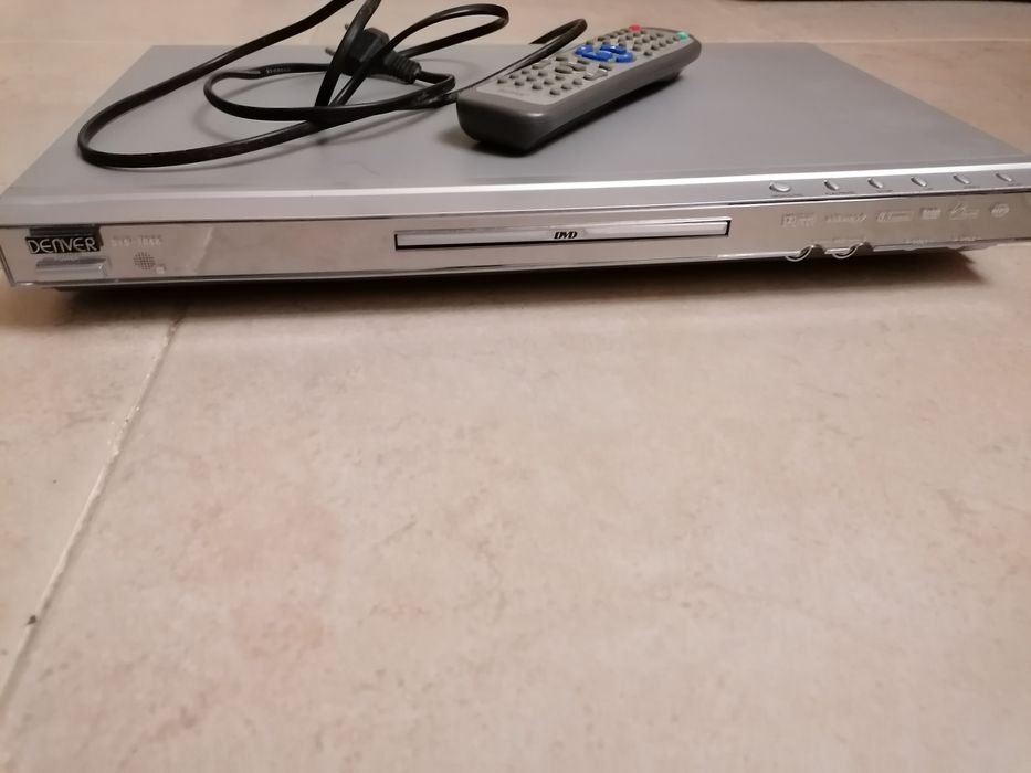 DVD, com ligação de 21 pines, com comando. Como novo