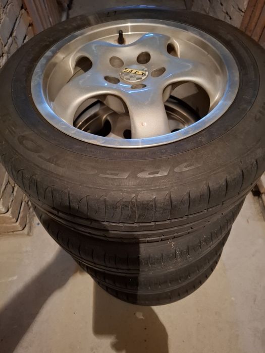 Felgi z oponami koła R 15 Toyota.