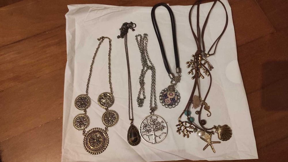 Fios e colares diversos: 22 exemplares