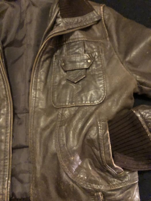 Blusão curto, fecho inteiro, com bolsos, usado