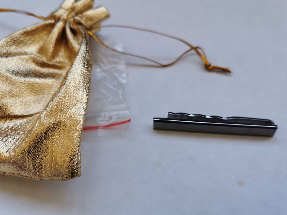 Заколка для галстука.