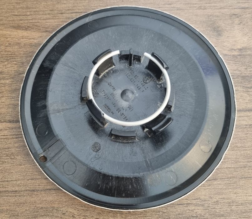 Oryginalny dekielek (kołpaczek) felgi aluminiowej przeznaczony do modelu VW Up! 1S0601149F