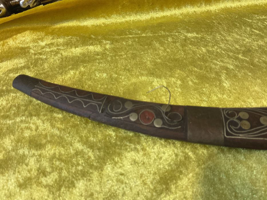 Punhal pega trabalhada em madeira embutida 65 cm