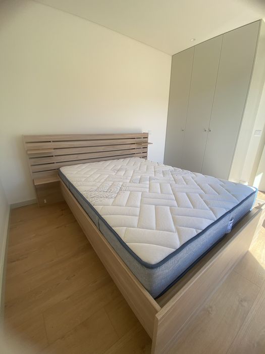 Cama e colchão semi-novos