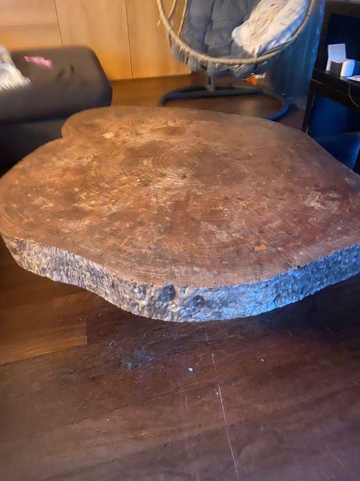 Mesa de centro feita de árvore e tronco