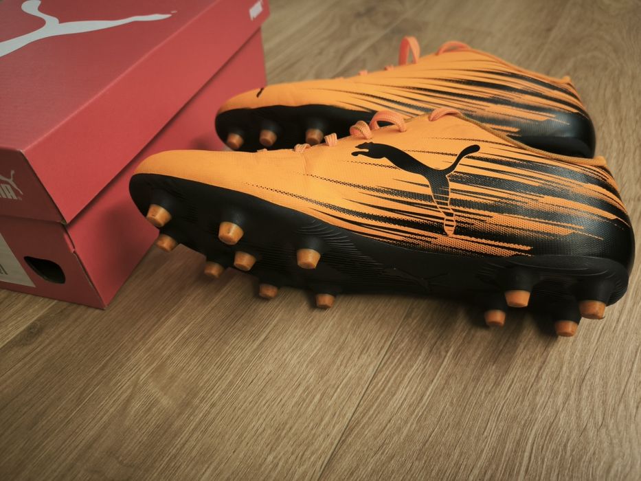 Chuteiras Puma com caneleiras e meias