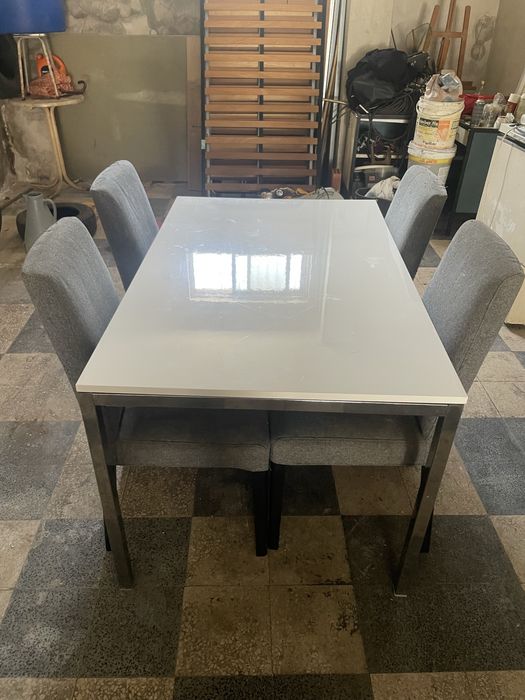Mesa de sala com 4 cadeiras