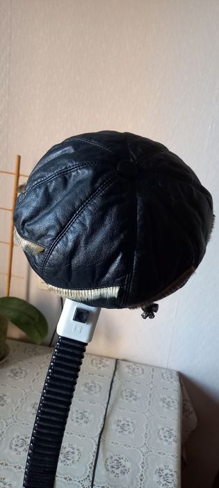 Кепка кожаная теплая 56-58 размера.