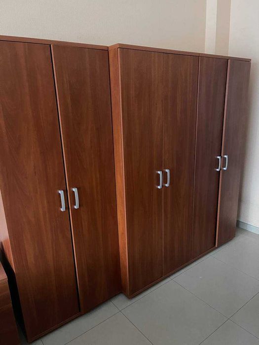 столи стільці шафи в кількості готовий офіс
