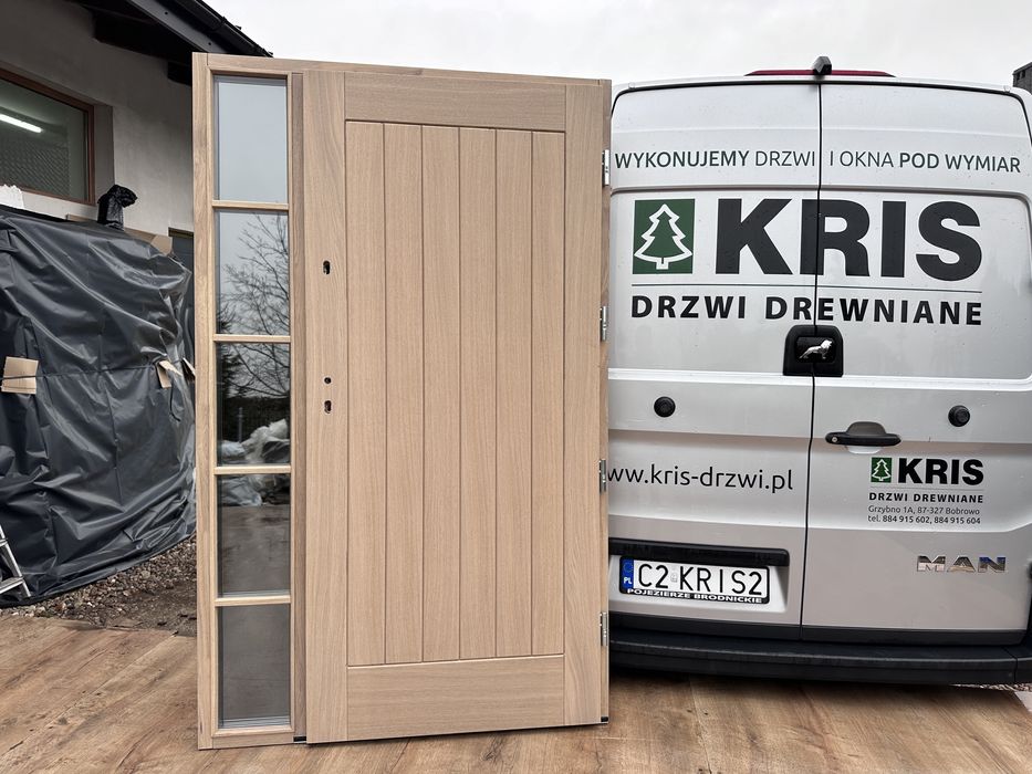 Drzwi zewnętrzne drewniane dębowe w kolorze naturalnym z naświetlem