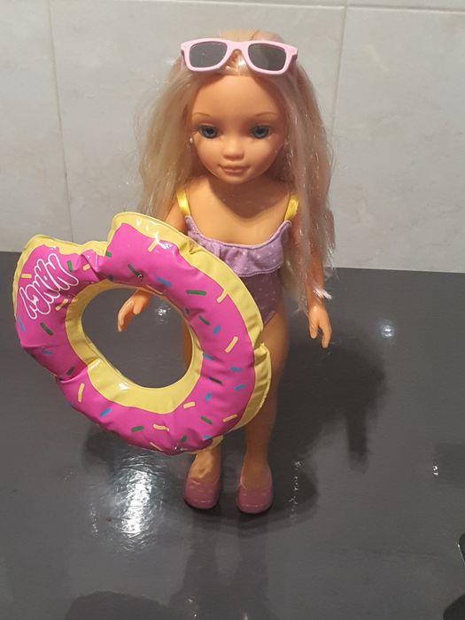 Boneca Nancy piscina