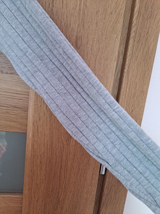 Sukienka sweterkowa prążkowana z odkrytymi ramionami 70% wiskoza midi