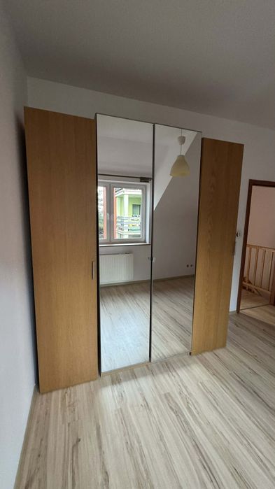 Szafa z lustrem i koszami metalowymi