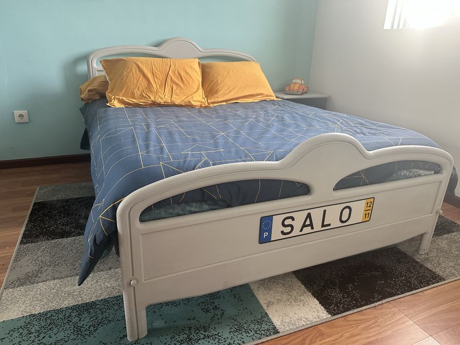 Cama e mesinhas de cabeceira