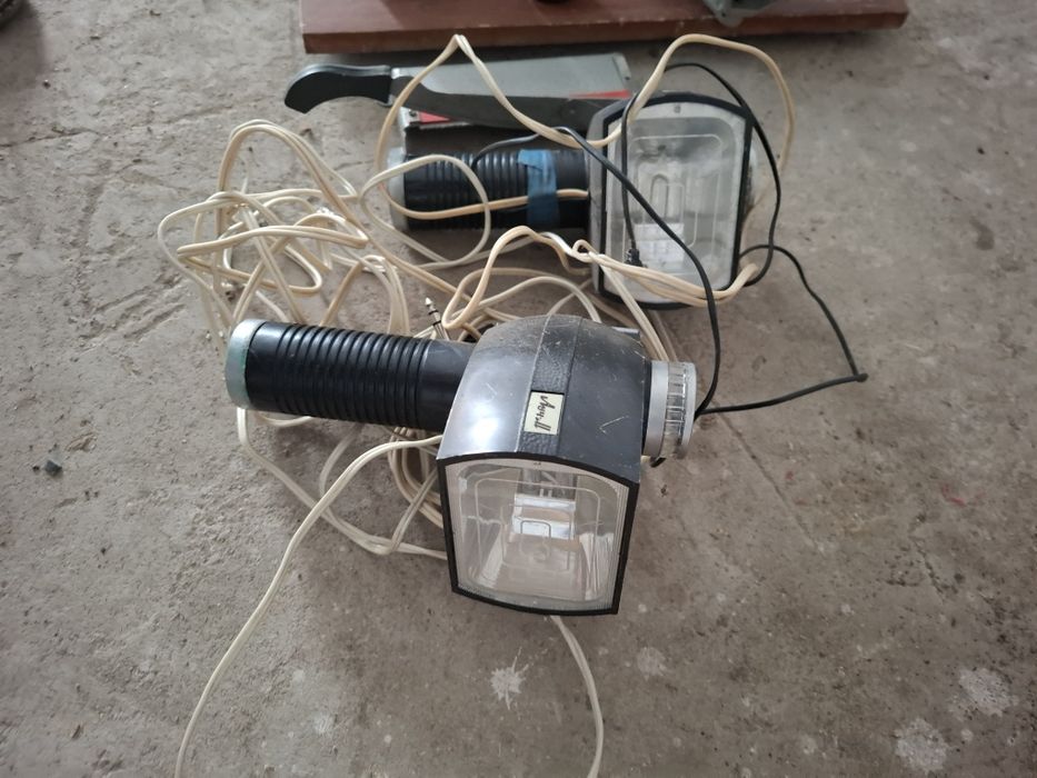 Продам  фото збільшувач  стоїть  без роботи також е 2 фото вспишки.