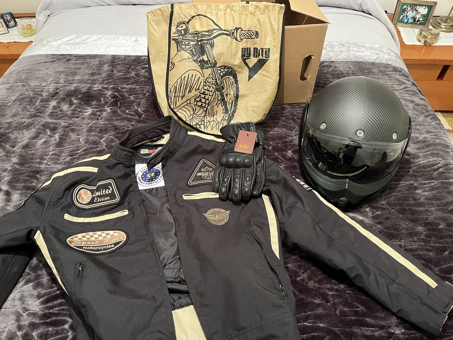 Conjunto capacete casaco e luvas