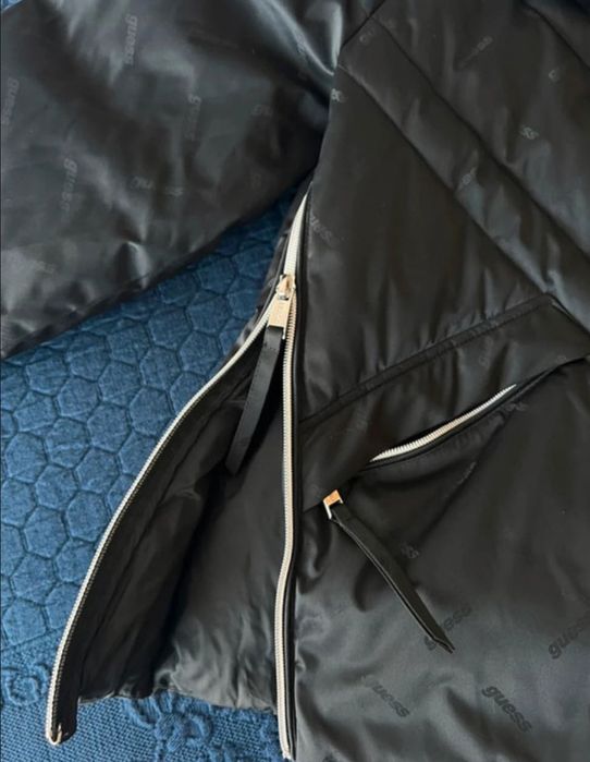 Casaco puffer Guess com logos